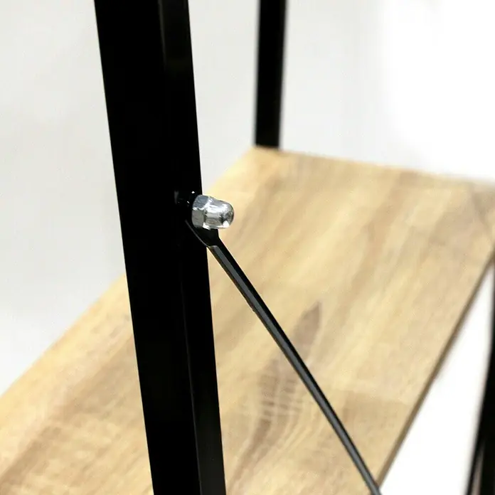 Home Deco Factory Estantería de madera Bristot Indus - L x An x Al: 32 x 60 x 148 cm - Primer plano de una estantería con superficie de madera y estructura metálica negra, fijada con un perno plateado.
