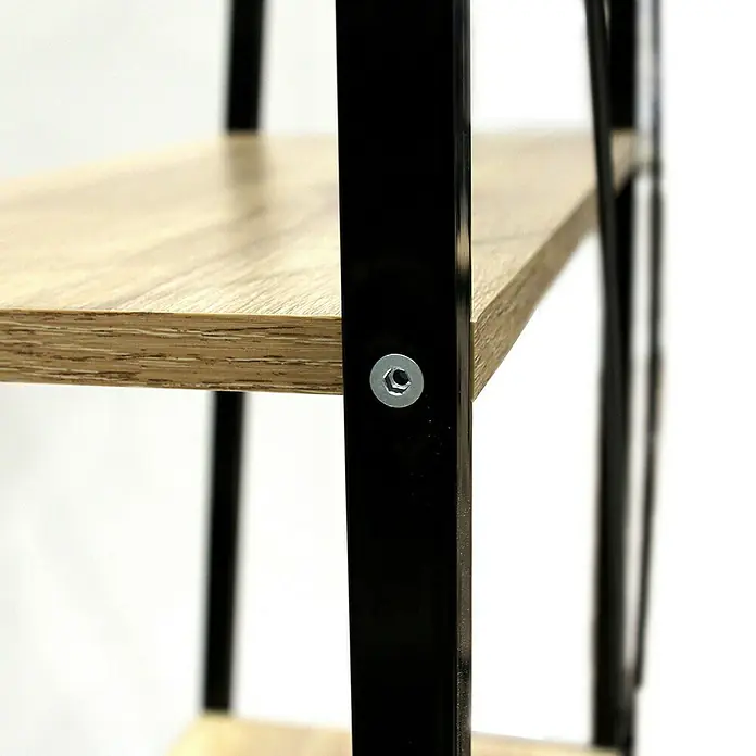 Home Deco Factory Estantería de madera Bristot Indus - L x An x Al: 32 x 60 x 148 cm - Primer plano de una estantería con un panel de madera clara y un marco de metal negro, fijado con un perno.