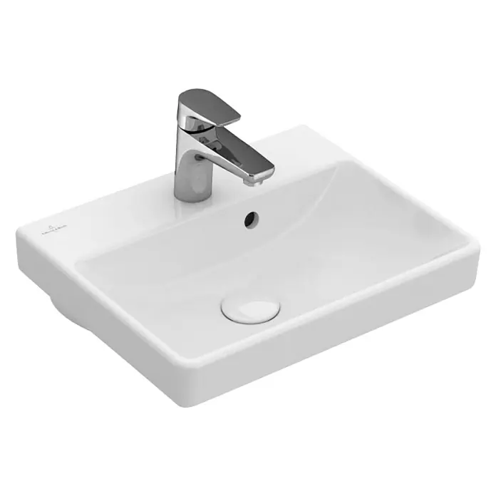 Villeroy & Boch Avento Waschbecken - 45 x 37 cm, Mit schmutzabweisender Glasur, Hahnloch: Mitte, Mit Überlauf, Weiß - Das Bild zeigt ein modernes, weißes Waschbecken mit einer glänzenden Armatur. Das Becken hat eine rechteckige Form mit abgerundeten Ecken.