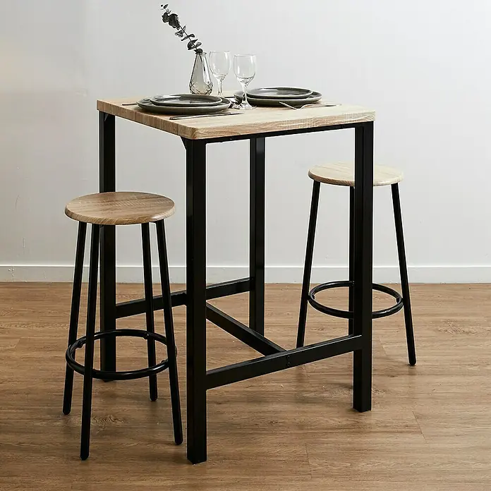Home Deco Factory Mesa alta con taburetes Loka - L x An x Al: 60 x 60 x 86 cm, Marrón/Negro - Una mesa alta cuadrada de madera con estructura metálica negra y dos taburetes a juego con asientos de madera y reposapiés.