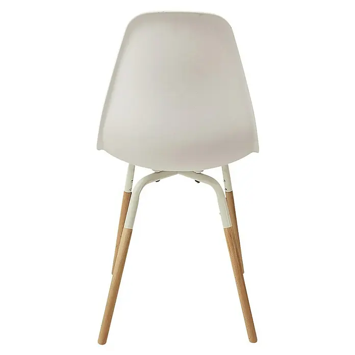 Home Deco Factory Silla Phenix - Blanca, 4 pzs. - Una silla blanca de concha con patas de madera, fotografiada desde atrás, muestra un diseño moderno con líneas limpias y un aspecto minimalista.