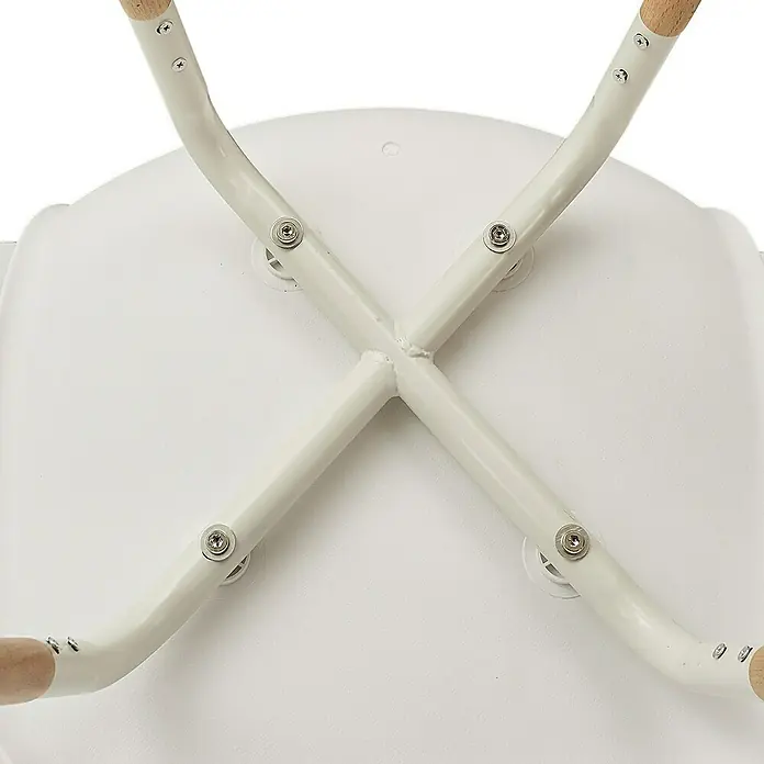 Home Deco Factory Silla Phenix - Blanca, 4 pzs. - Vista detallada de la parte inferior de una silla blanca con patas de madera y estructura metálica.