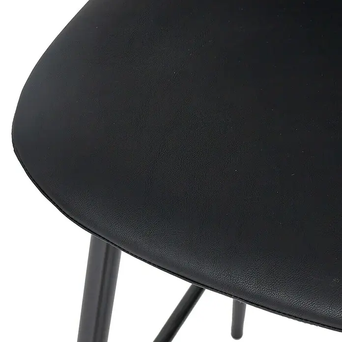Home Deco Factory Taburete de cocina Amber - Negro, 2 pzs. - Primer plano de un asiento negro con una superficie lisa y patas metálicas.
