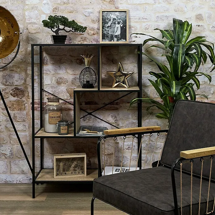 Home Deco Factory Estantería de madera Edison - L x An x Al: 30 x 80 x 113 cm - Una estantería elegante de madera y metal, que muestra elementos decorativos como una piña, una estrella y una planta.