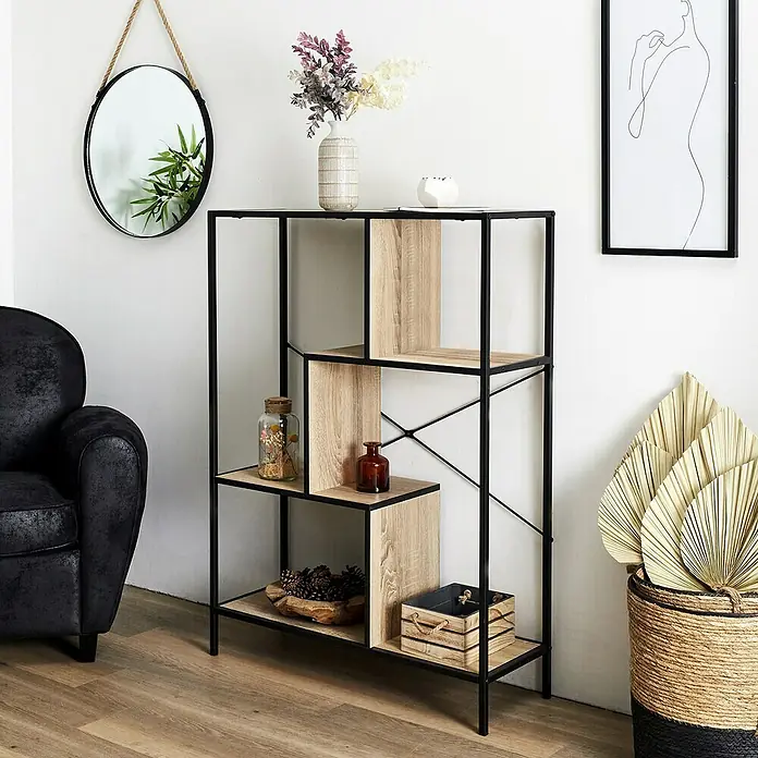 Home Deco Factory Estantería de madera Edison - L x An x Al: 30 x 80 x 113 cm - Estantería con estantes de madera y estructura metálica negra, decorada con varios objetos para un espacio habitable elegante.