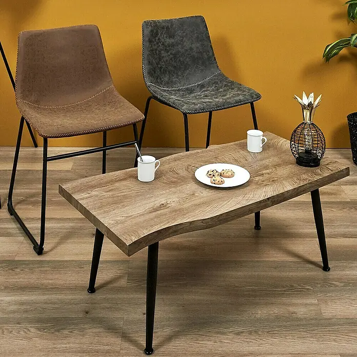 Home Deco Factory Mesa de centro Black Forest - L x An x Al: 49 x 100 x 38 cm, Negro/Roble - Una elegante mesa de centro con tablero de madera y patas negras, decorada con tazas y galletas.
