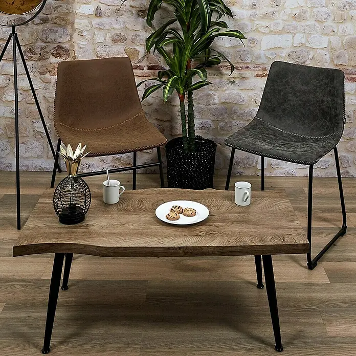 Home Deco Factory Mesa de centro Black Forest - L x An x Al: 49 x 100 x 38 cm, Negro/Roble - La mesa de centro rústica de madera con patas metálicas negras es una pieza destacada. Galletas, taza y decoración aportan un toque acogedor.