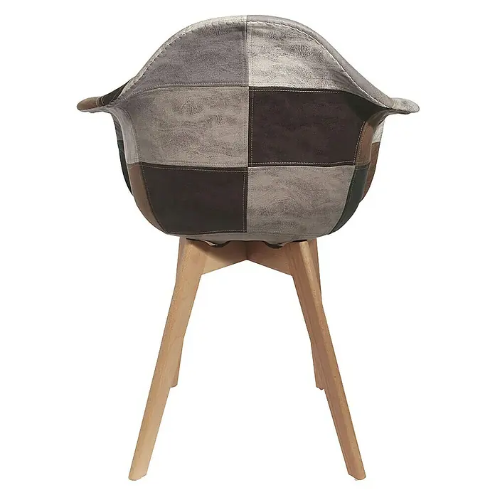 Home Deco Factory Silla butaca Patchwork - Marrón, 2 pzs. - Vista de una silla con diseño patchwork en tonos grises y marrones con patas de madera clara. La silla tiene una estética moderna y acogedora.