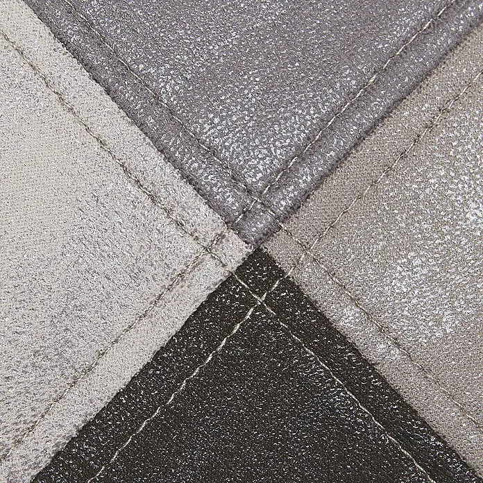 Home Deco Factory Silla butaca Patchwork - Marrón, 2 pzs. - Primer plano de un diseño de cuero plateado acolchado con costuras finas, que encarna elegancia y artesanía.