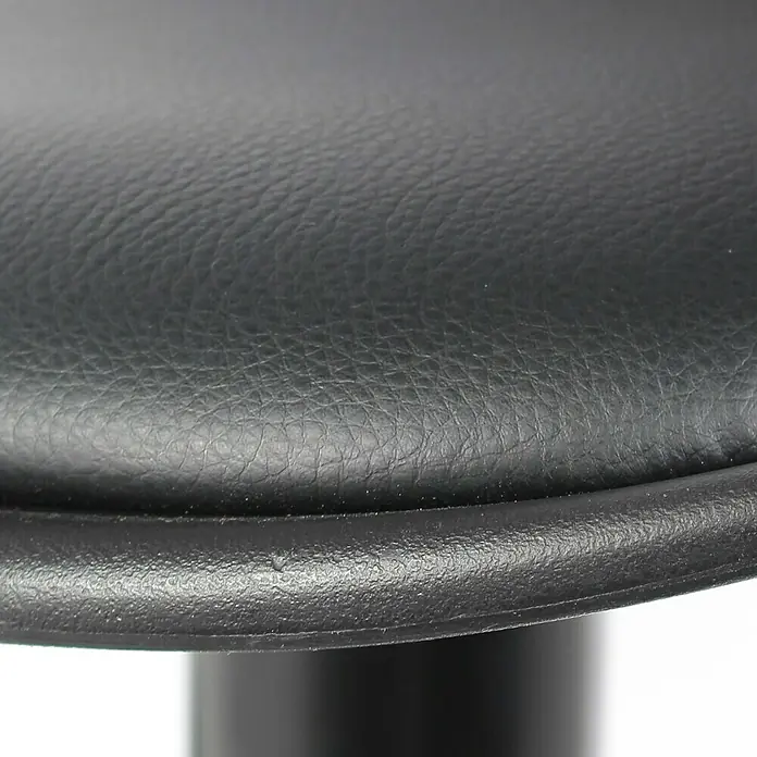 Taburete de cocina Isak - Altura: 104 mm, Negro - Primer plano de un taburete de bar negro con asiento tipo cuero, que combina confort con diseño elegante.\n