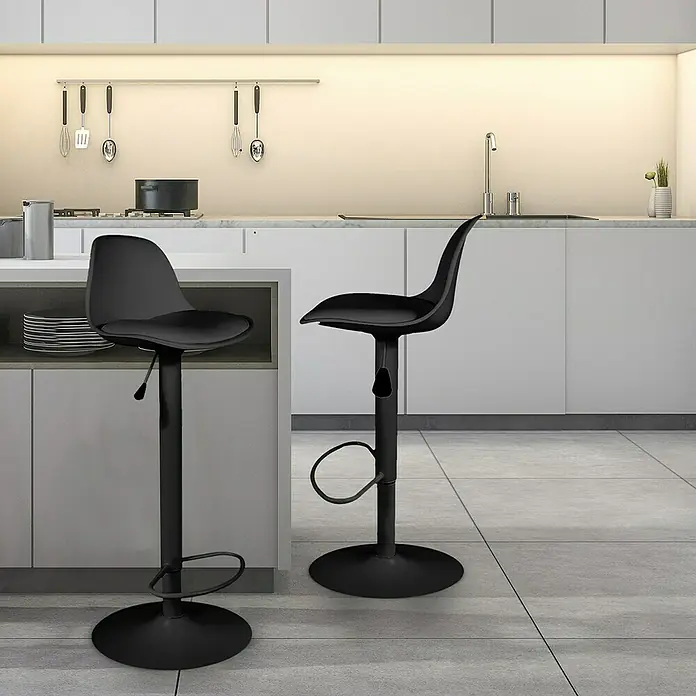 Taburete de cocina Isak - Altura: 104 mm, Negro - Dos taburetes de bar negros modernos frente a una encimera de cocina. Elegantes y cómodos para cualquier cocina moderna.