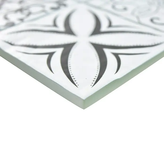 Mosaikfliese Crystal Retro XCM 8RBW97 - 30 x 30 cm, Weiß/Schwarz, Matt - Nahaufnahme einer dekorativen weißen Fliese mit einem eleganten Blumenmuster in Grau, ideal für stilvolle Wand- und Bodengestaltungen.