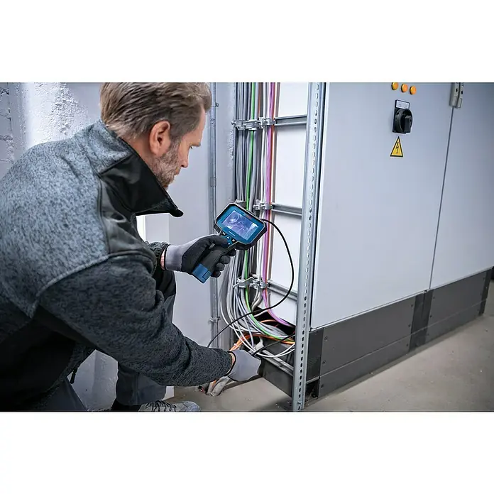 Bosch Professional Inspektionskamera GIC 12V-4-23 C - Länge Schwanenhals: 150 cm, Auflösung: 1280 x 720 Pixel, 7 -tlg. - Ein Elektriker verwendet eine Inspektionskamera, um elektrische Verbindungen in einem Schaltschrank zu überprüfen.