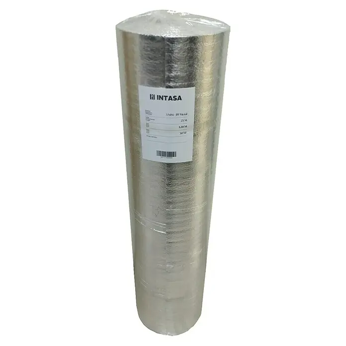 Base aislante Foam Aluminium - 30 m², Espesor: 3 mm - La imagen muestra un rollo de lámina aislante INTASA 3MM PP Metal envuelta en plástico transparente, ideal para proyectos de construcción y aislamiento.