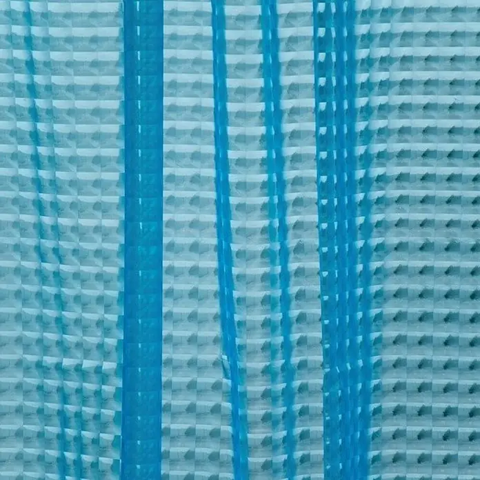 Venus Cortina de baño 3D Eva - An x Al: 180 x 180 cm, Plástico, Azul - Primer plano de una lámina de plástico azul texturizada con rayas verticales.