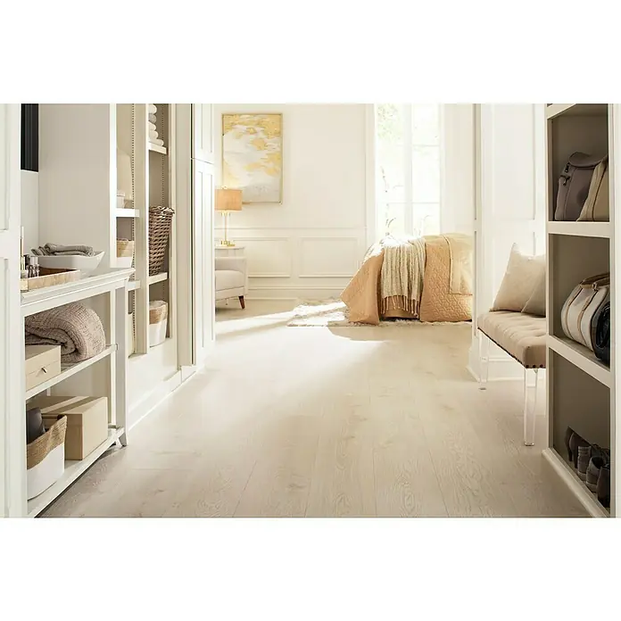 Suelo vinílico Corepel Bright - 195 x 1.380 x 5,5 mm, Beige - Los pisos de madera clara con vetas naturales iluminan el espacio y crean un ambiente acogedor, realzado por la suave luz.