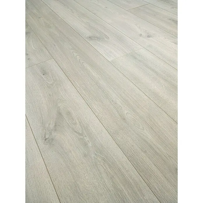 Suelo vinílico Corepel Gray Oak - 195 x 1.380 x 5,5 mm, Gray Oak - Tablas de suelo laminado claras con grano de madera, ideales para interiores modernos. Los paneles están colocados con precisión.