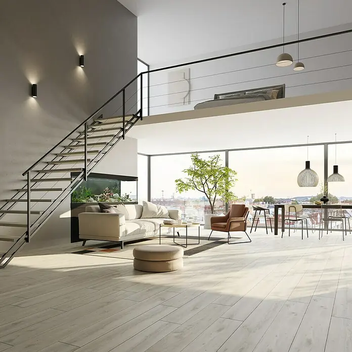 Suelo vinílico Corepel Gray Oak - 195 x 1.380 x 5,5 mm, Gray Oak - Salón luminoso con sofá moderno, acuario bajo la escalera y vista a la zona de dormitorio en la planta superior.