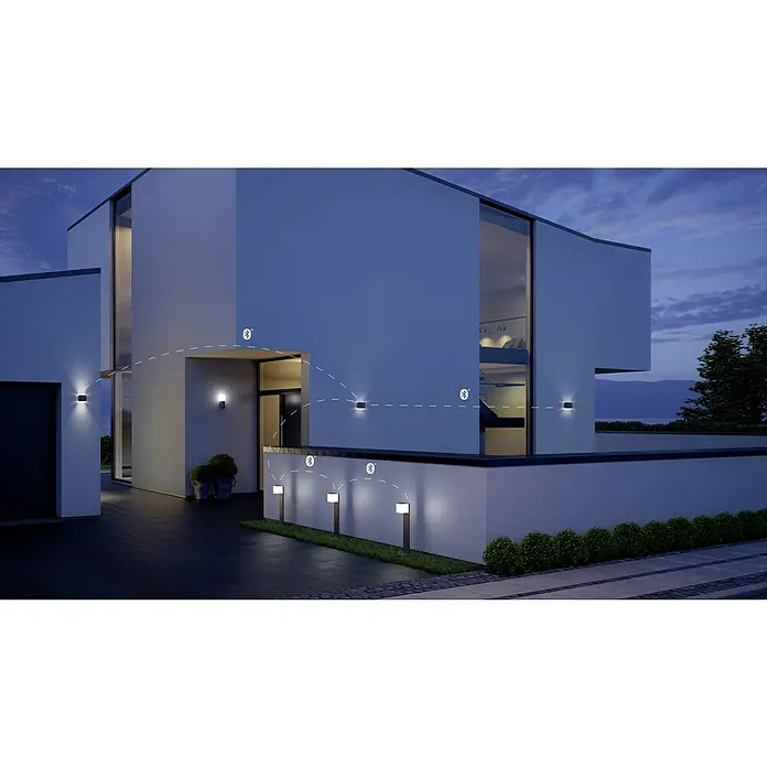 Steinel LED-Außenwegleuchte GL 80 C - L x B x H: 11 x 16,1 x 64,8 cm, Anthrazit, Warmweiß - Moderne Hausfassade mit stilvollen Außenleuchten, die durch Bluetooth verbunden sind und eine elegante Atmosphäre schaffen.