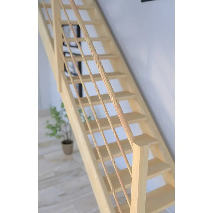 Starwood Raumspartreppe KorfuBreite: 80 cm, Fichte, Geschosshöhe: 300 cm, 1/4-gewendelt links, Montageseite Geländer: Links, Designgeländer Holz/Holz, Mit Setzstufen - Nahaufnahme einer hellen Holztreppe mit Geländer in einem modernen Haus, die die Handwerkskunst und das schlichte Design hervorhebt.