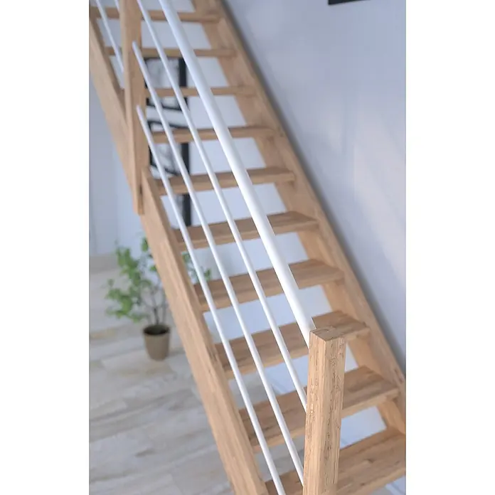 Starwood Raumspartreppe Mykonos - Breite: 81 cm, Eiche, Geschosshöhe: 280 cm, Gerade, Montageseite Geländer: Rechts, Geländer Holz/Edelstahl weiß, Mit Setzstufen - Treppe aus hellem Holz mit weißem Geländer. Eine moderne und minimalistische Treppenlösung für den Innenbereich mit klaren Linien.