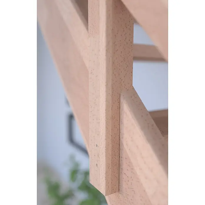 Starwood Raumspartreppe MykonosBreite: 81 cm, Buche, Geschosshöhe: 280 cm, Gerade, Montageseite Geländer: Rechts, Geländer Holz/Edelstahl, Mit Setzstufen - Detailaufnahme eines Holzgeländers mit Maserung und Schrauben, das die natürliche Schönheit und die handwerkliche Verarbeitung hervorhebt.