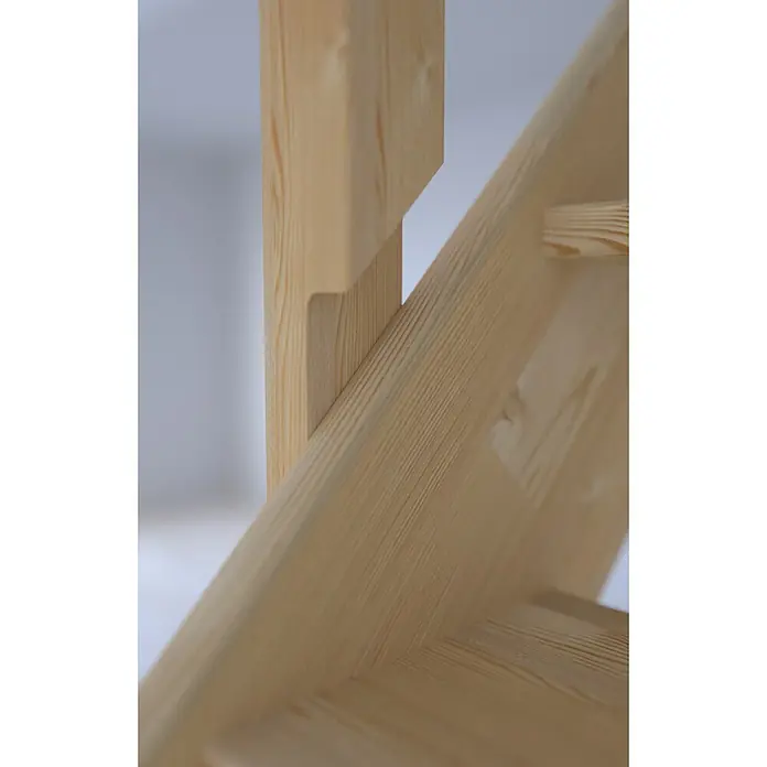 Starwood Raumspartreppe Fichte 3000 - Breite: 61 cm, Fichte, Material Handlauf: Edelstahl, Silber, Montageseite Geländer: Links, Geschosshöhe: 279,5 cm - Nahaufnahme einer hellen Holztreppe, die die natürliche Maserung und die saubere Verarbeitung des Materials hervorhebt.