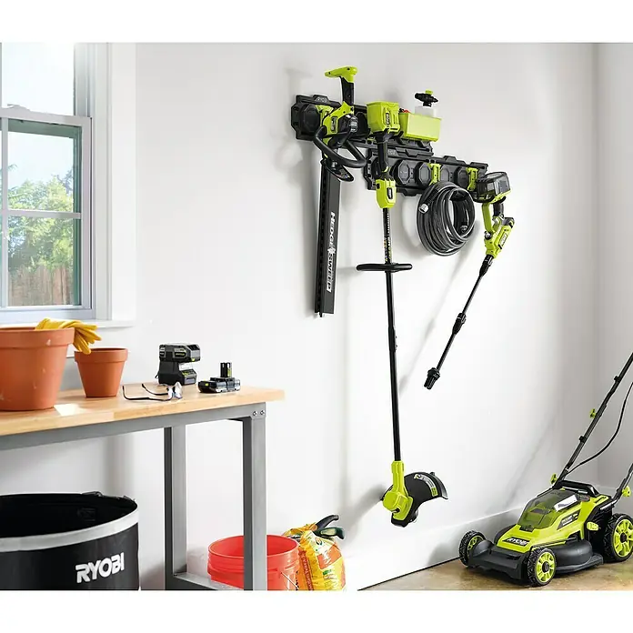 Ryobi Link Systemhalter RSLWPK-7PC - Geeignet für: Elektrowerkzeuge, 7 -tlg. - Eine Garage mit einer Ryobi-Rasenmäher-Aufbewahrungslösung, die verschiedene Gartengeräte ordentlich an der Wand aufhängt.