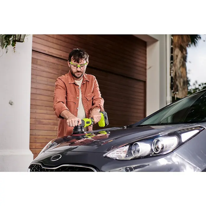 Ryobi Polierpad Medium - Durchmesser: 125 mm, Rotbraun - Ein Mann poliert die Motorhaube eines Autos mit einem RYOBI Poliermaschine.
