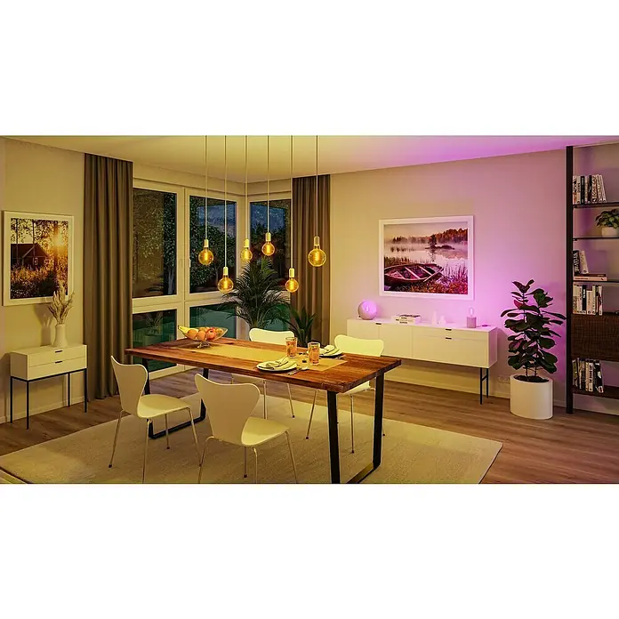 Paulmann Smart-LED-Lampe - E27, Dimmbar, RGBW, 470 lm, 6,3 W, Birne - Elegantes Esszimmer mit sechs goldfarbenen Pendelleuchten über einem Holztisch, die eine warme, einladende Atmosphäre schaffen.