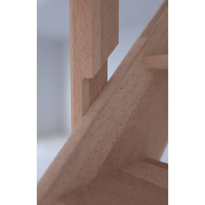 Starwood Raumspartreppe Buche 3000 - Breite: 60 cm, Buche, Material Handlauf: Edelstahl, Weiß, Montageseite Geländer: Rechts, Geschosshöhe: 279,5 cm - Nahaufnahme eines Holzrahmens mit Zapfenverbindung, der die Handwerkskunst und die natürliche Maserung des Holzes hervorhebt.