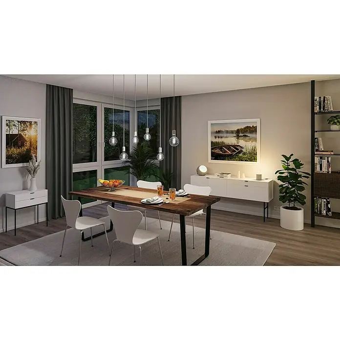 Paulmann Smart-LED-Lampe - E27, Dimmbar, RGBW, 470 lm, 6,3 W, Birne - Esszimmer mit Holztisch und sechs weißen Stühlen unter einer modernen Hängeleuchte. Die Einrichtung ist stilvoll und einladend.