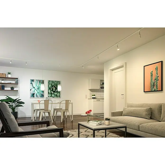 Paulmann Smart-LED-Lampe - E14, Dimmbar, RGBW, 470 lm, 5 W, Kerze - Helle Wohnungseinrichtung mit bequemer Couch, stilvollem Couchtisch und moderner Beleuchtung für ein gemütliches Ambiente.