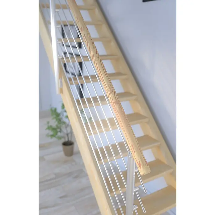 Starwood Raumspartreppe Korfu - Breite: 84 cm, Fichte, Geschosshöhe: 300 cm, 1/4-gewendelt rechts, Montageseite Geländer: Wahlweise links/rechts, Designgeländer Edelstahl, Ohne Setzstufen - Die stilvolle Holztreppe mit Geländer aus Edelstahlstäben fügt sich nahtlos in moderne Wohnräume ein und sorgt für Sicherheit und Eleganz.
