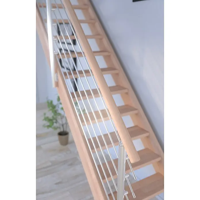 Starwood Raumspartreppe Mykonos - Breite: 85 cm, Buche, Geschosshöhe: 280 cm, Gerade, Montageseite Geländer: Wahlweise links/rechts, Designgeländer Edelstahl, Mit Setzstufen - Moderne Holztreppe mit Edelstahlgeländer und hellen Stufen, die ein elegantes und minimalistisches Design für den Innenbereich bietet.