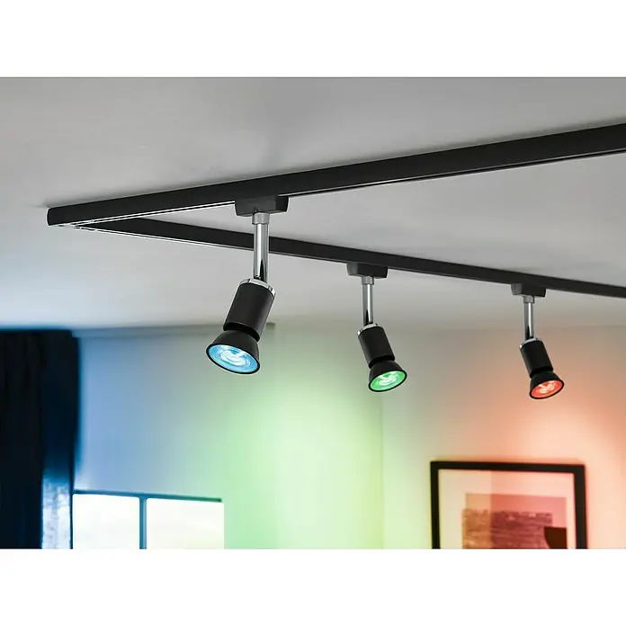 Paulmann Smart-LED-Lampe - GU10, Dimmbar, RGBW, 350 lm, 4,8 W, Schwarz - Deckenleuchte mit drei farbigen LED-Strahlern. Das Licht ist blau, grün und rot und beleuchtet den Raum darunter.