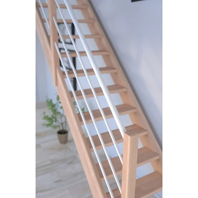 Starwood Raumspartreppe MykonosBreite: 81 cm, Buche, Geschosshöhe: 280 cm, Gerade, Montageseite Geländer: Rechts, Geländer Holz/Edelstahl weiß, Ohne Setzstufen - Detailaufnahme einer Holztreppe mit weißen Geländerstäben, die ein modernes und helles Ambiente vermittelt.