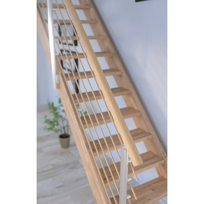 Starwood Raumspartreppe Mykonos - Breite: 85 cm, Eiche, Geschosshöhe: 280 cm, Gerade, Montageseite Geländer: Wahlweise links/rechts, Designgeländer Holzrundstäbe, Mit Setzstufen - Detailaufnahme einer Holztreppe mit Geländerstäben aus Metall, die ein modernes und offenes Design im Innenraum zeigt.