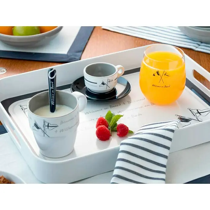 Marine Business Welcome on Board Set de vajilla para café - Plástico, Blanco/Azul marino - Una bandeja con temática náutica que muestra una taza de leche, café, zumo de naranja y frambuesas.