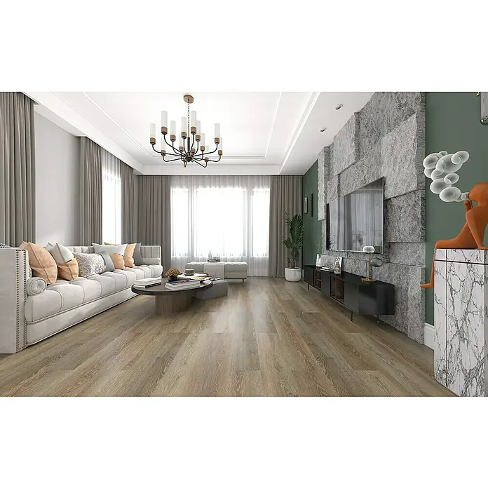 Suelo vinílico SPC Logan - 1.220 x 182 x 5,5 mm, Marrón, Resistente al agua - Un salón moderno con suelos de madera clara, un sofá elegante y una lámpara de araña llamativa que crea un ambiente elegante.