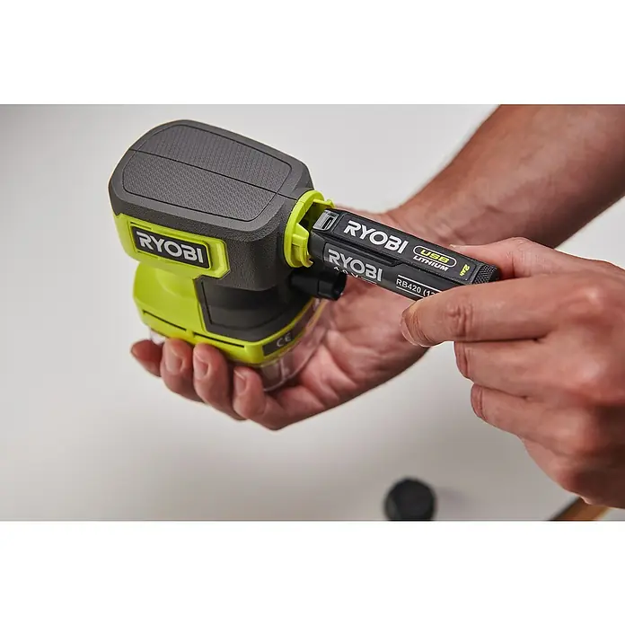 Ryobi 4V USB Akku-Staubsauger Mini RDV4-0 - 4 V, Ohne Akku, 70 ml - Nahaufnahme eines Ryobi-Werkzeugs, das mit einem Akku betrieben wird. Der Akku wird in das Gerät eingesetzt.