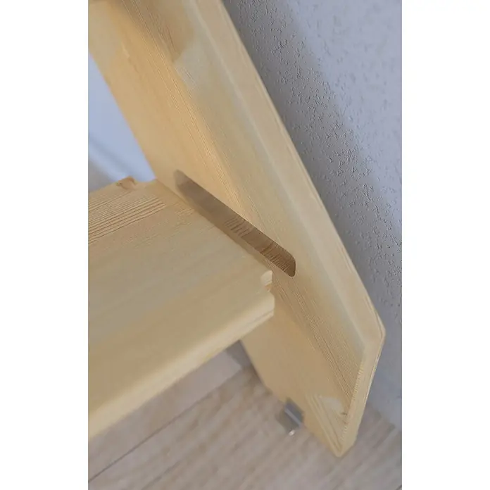 Starwood Raumspartreppe Fichte 2000Breite: 60 cm, Fichte, Holzgeländer zwei Querleisten, Geschosshöhe: 279,5 cm - Nahaufnahme eines hellen Holzregals mit Schlitzverbindungen, das eine einfache und natürliche Ästhetik bietet. Ideal für minimalistische Einrichtungen.