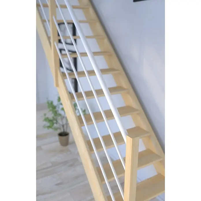 Starwood Raumspartreppe Fichte 3000 - Breite: 61 cm, Fichte, Material Handlauf: Edelstahl, Weiß, Montageseite Geländer: Links, Geschosshöhe: 279,5 cm - Detailaufnahme einer hellen Holztreppe mit weißen Geländerstäben, die ein modernes und stilvolles Designelement im Raum darstellt.
