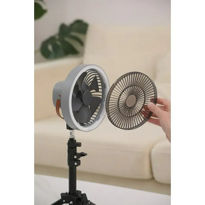 Fulmo Ventilador de sobremesa Brisa - Negro - Un ventilador de mesa gris con trípode, donde se está retirando una rejilla de seguridad, ideal para uso doméstico o de oficina.