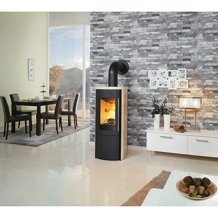 Hark Kaminofen Lova ECOplus - 6 kW, Raumheizvermögen: 165 m³, Material Verkleidung: Keramik, Creme - Dieser Innenraum zeigt einen eleganten Kaminofen mit Holzfeuer, der eine warme und gemütliche Atmosphäre in den Raum bringt.