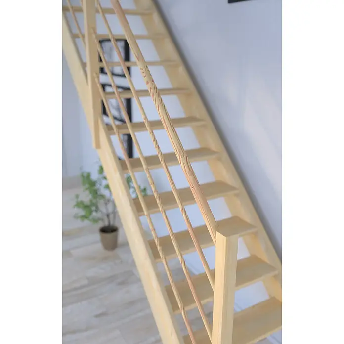 Starwood Raumspartreppe Fichte 3000 - Breite: 61 cm, Fichte, Material Handlauf: Holz, Natur, Montageseite Geländer: Links, Geschosshöhe: 279,5 cm - Nahaufnahme einer hellen Holztreppe mit Geländerstäben, die die klare und moderne Gestaltung des Treppenhauses hervorhebt.
