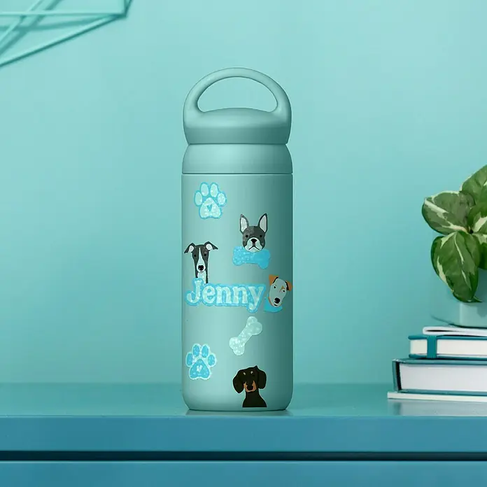 Cricut Aufkleber Set Holografisch Bedruckbar und Wasserfest - 5 Stk., Transparent Holografisch, 21 x 29,7 cm - Hellblaue Trinkflasche mit Hundeaufdruck und dem Namen "Jenny", perfekt für unterwegs, um immer hydriert zu bleiben.