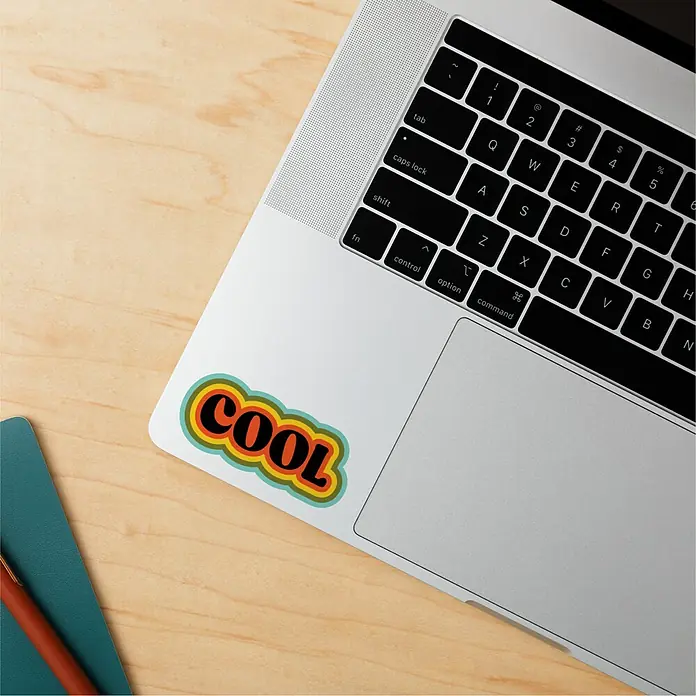 Cricut Joy Xtra Schneideplotter Starter Bundle - Weiß, Bluetooth, Schnittbreite: 21,6 cm, Schnittlänge: 1,2 m - Nahaufnahme eines Laptops mit einem coolen Aufkleber auf der Oberfläche, der einen stilvollen Retro-Touch verleiht.