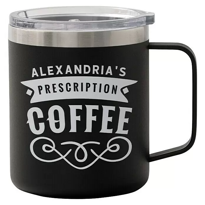 Cricut Joy Xtra Vinylfolie Smart Metallisch Permanent - 1 Stk., Silber, 24,1 x 91,4 cm - Schwarzer Isolierbecher mit Klarsichtdeckel, Edelstahlrand und „Alexandrias Rezeptkaffee“-Aufschrift.