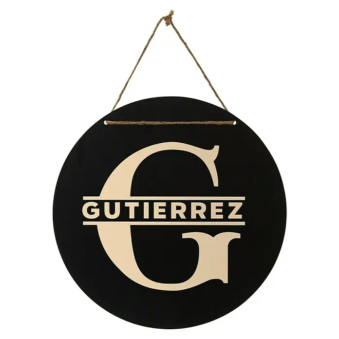 Cricut Joy Xtra Vinylfolie Smart Metallisch Permanent - 1 Stk., Champagne, 24,1 x 91,4 cm - Runde Türschild mit dem Namen "Gutierrez" und einem großen "G", aufgehängt an einer Kordel.